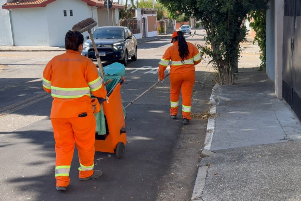 Urbam mobiliza 400 funcionários para reforçar a limpeza em São José dos Campos durante as eleições neste domingo (4).