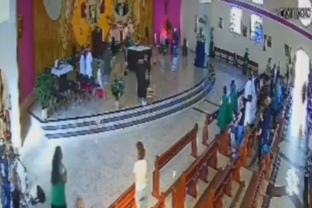 Homem invade altar e tenta agredir bispo durante missa em Caraguatatuba. Fiéis intervêm e GCM encaminha suspeito.