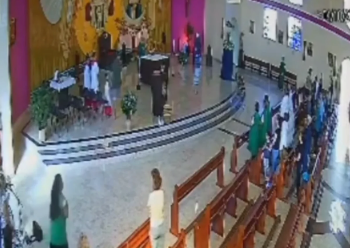 Homem invade altar e tenta agredir bispo durante missa em Caraguatatuba. Fiéis intervêm e GCM encaminha suspeito.