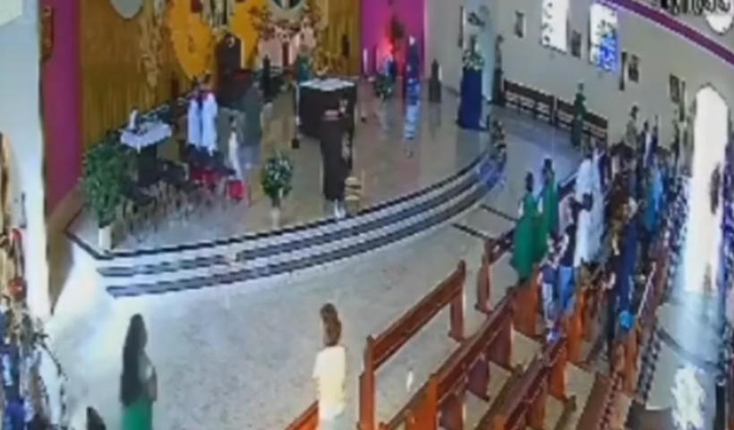 Homem invade altar e tenta agredir bispo durante missa em Caraguatatuba. Fiéis intervêm e GCM encaminha suspeito.