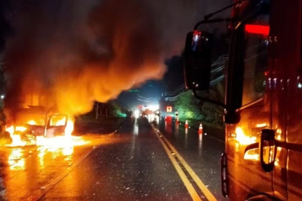 Caminhão pega fogo na Rodovia Rio-Santos, em Caraguatatuba, na noite desta segunda-feira (5). Bombeiros controlaram as chamas e ninguém ficou ferido.