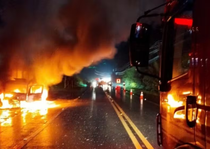 Caminhão pega fogo na Rodovia Rio-Santos, em Caraguatatuba, na noite desta segunda-feira (5). Bombeiros controlaram as chamas e ninguém ficou ferido.