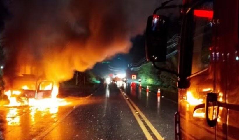 Caminhão pega fogo na Rodovia Rio-Santos, em Caraguatatuba, na noite desta segunda-feira (5). Bombeiros controlaram as chamas e ninguém ficou ferido.