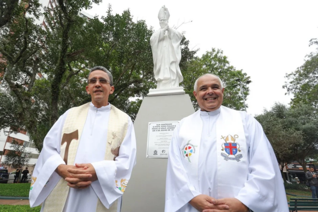 São José dos Campos inaugura estátua de São João Paulo II na praça Monsenhor Ascânio Brandão, em homenagem à visita do papa em 1980.