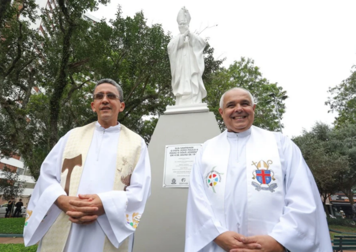 São José dos Campos inaugura estátua de São João Paulo II na praça Monsenhor Ascânio Brandão, em homenagem à visita do papa em 1980.