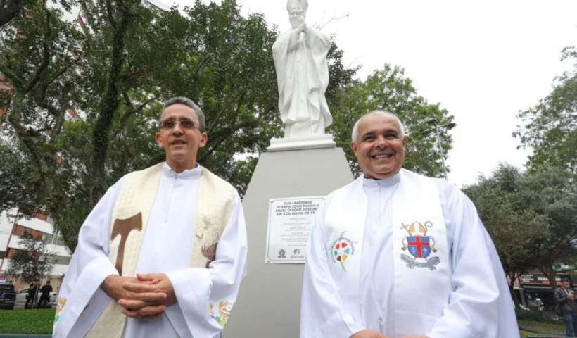 São José dos Campos inaugura estátua de São João Paulo II na praça Monsenhor Ascânio Brandão, em homenagem à visita do papa em 1980.