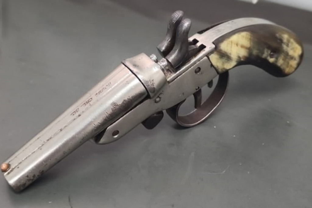 Jovem de 18 anos é preso em São José dos Campos após policiais encontrarem revólver calibre .22 escondido dentro de uma luva de boxe.