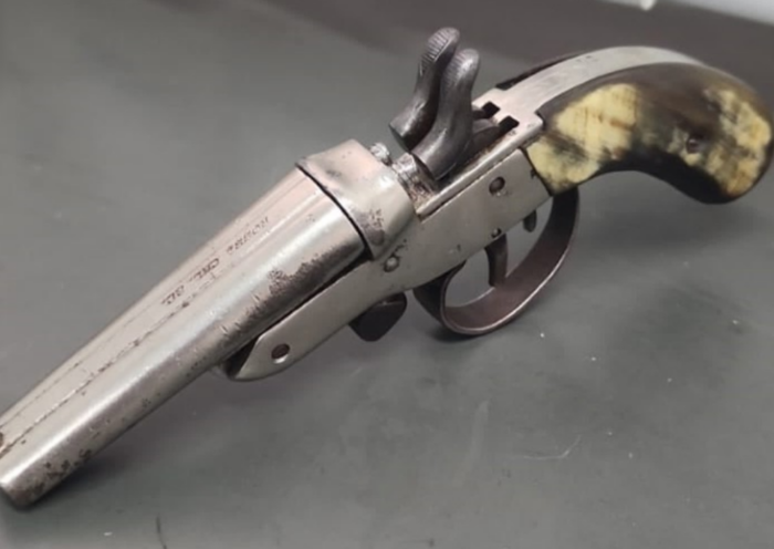 Jovem de 18 anos é preso em São José dos Campos após policiais encontrarem revólver calibre .22 escondido dentro de uma luva de boxe.